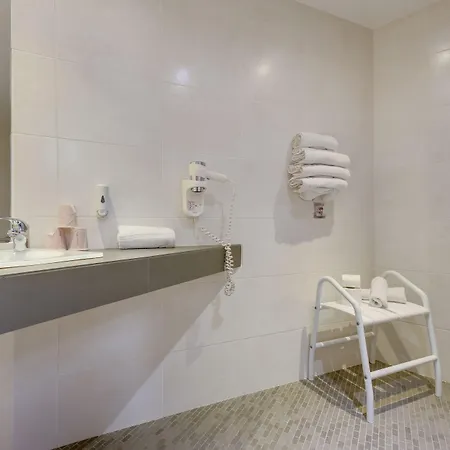 Brit Centre Hotel 3*