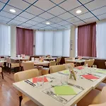 Brit Centre מלון 3*