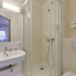 Brit Centre מלון 3*