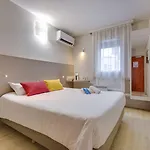 Brit Centre מלון ליל