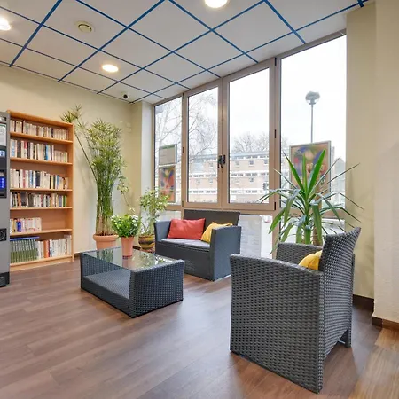 Brit Centre מלון