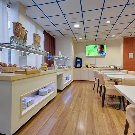 Brit Centre מלון 3*
