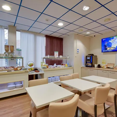 Brit Centre מלון