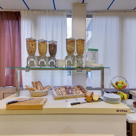 Brit Centre מלון