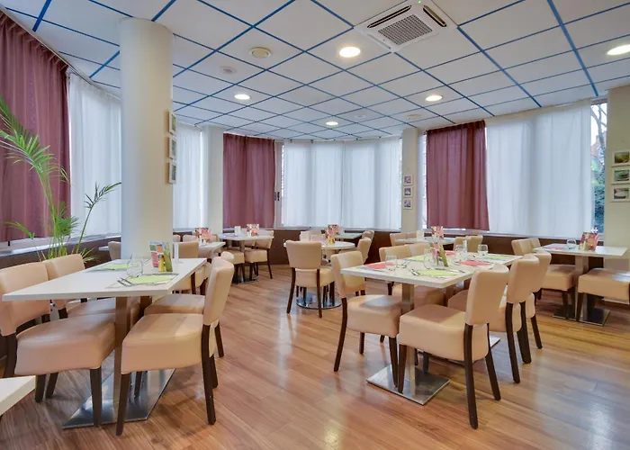 Brit Centre מלון